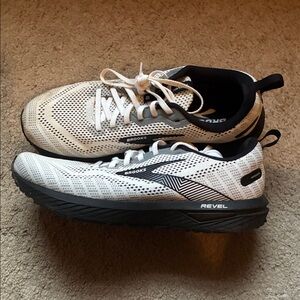 Brooks Revel Athletic Shoes - White and Black